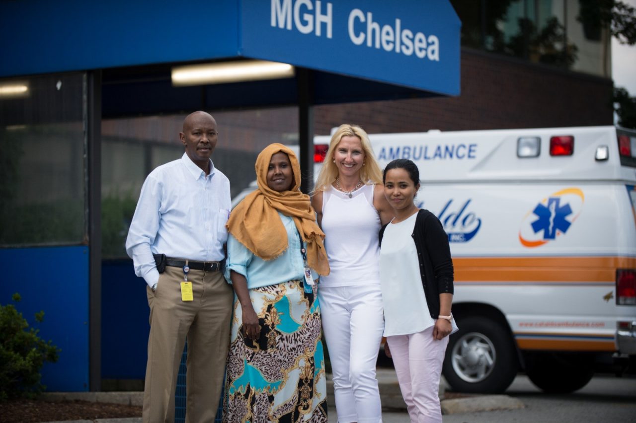 (左起)Ali Abdullahi, Kaftun Ahmed, Franka Miletic和Anjana Chakkour，马萨诸塞州总医院切尔西医疗中心社区卫生工作者团队的成员站在中心前。工作人员力求减少因语言和文化差异给病人造成的保健障碍。(AEM Chelsea MA故事图片)