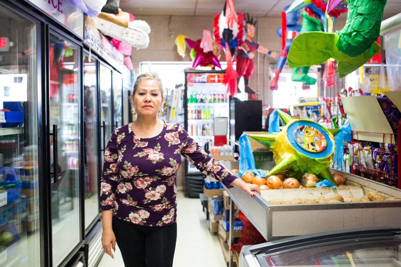 卢兹·加西亚，加西亚嘉年华餐厅的老板，为堪萨斯花园城的顾客提供服务。她来自墨西哥哈利斯科州，在堪萨斯州生活了25年。1990年，卢兹·加西亚(Luz Garcia)为了她所谓的“墨西哥梦”来到堪萨斯州，有机会谋生并照顾家人。她哥哥已经在芬尼县，在泰森斯工作。她在这里遇见了她的丈夫;她在泰森工作了7年，他在那里工作了22年。加西亚一家一直计划在墨西哥做生意，但当卢兹的母亲去世后，一位朋友提供了接管carnicería(肉店)的机会，他们决定抓住这个机会。她说，像山姆会员店这样的大商店不会影响她的生意。事实上，他们是来看看她的商店是如何运作的，并检查她的价格。发薪日那天，她的店里总是客满。  Garden City has a large Hispanic community,  making up 48% of the population according to the 2010 census. Garcia's is one of several Mexican businesses downtown.