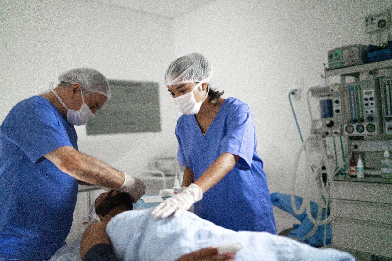 护士在医院为病人做手术准备
