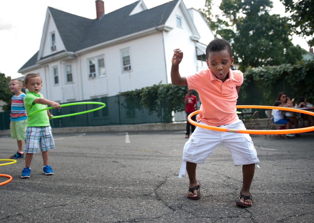 2015年8月30日，周日下午，在One Everett组织主办的街区派对上，5岁的以赛亚·里卡尔迪·吉恩正在练习呼啦圈技巧。街区聚会包括烧烤、音乐表演、儿童游戏和社区组织的桌子。