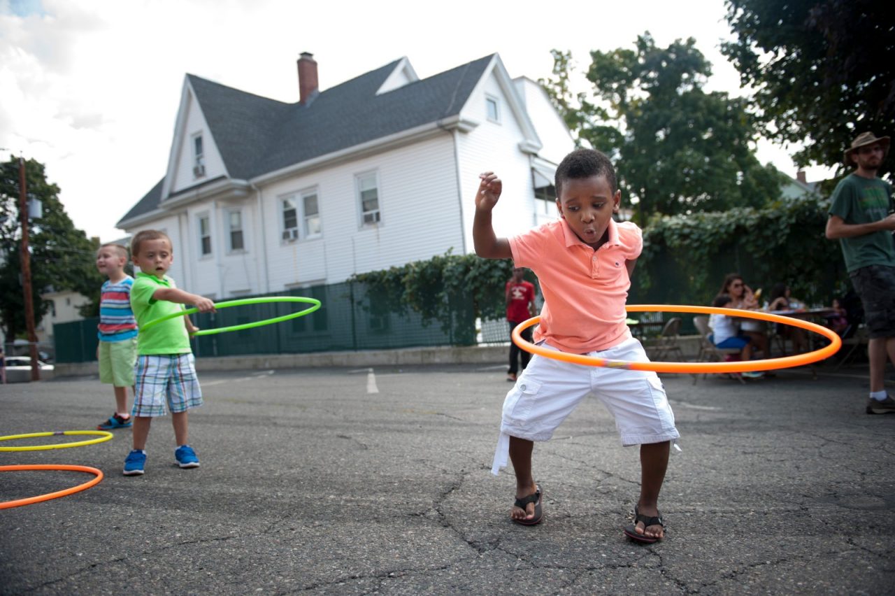 2015年8月30日星期日下午，在One Everett组织赞助的街区派对上，5岁的Isaiah Ricardi Jean正在练习呼啦圈技巧。街区聚会包括烧烤、音乐表演、儿童游戏和社区组织的桌子。