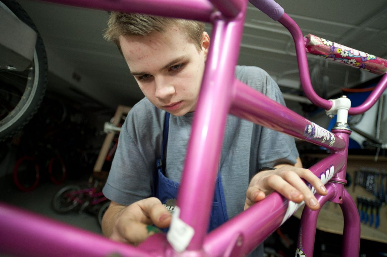 Venture North Bike and Coffee在经济落后的明尼阿波利斯北部为年轻人提供就业机会和自行车销售/维修服务。明尼阿波利斯市是首届RWJF健康路线图奖的六个获奖者之一。
