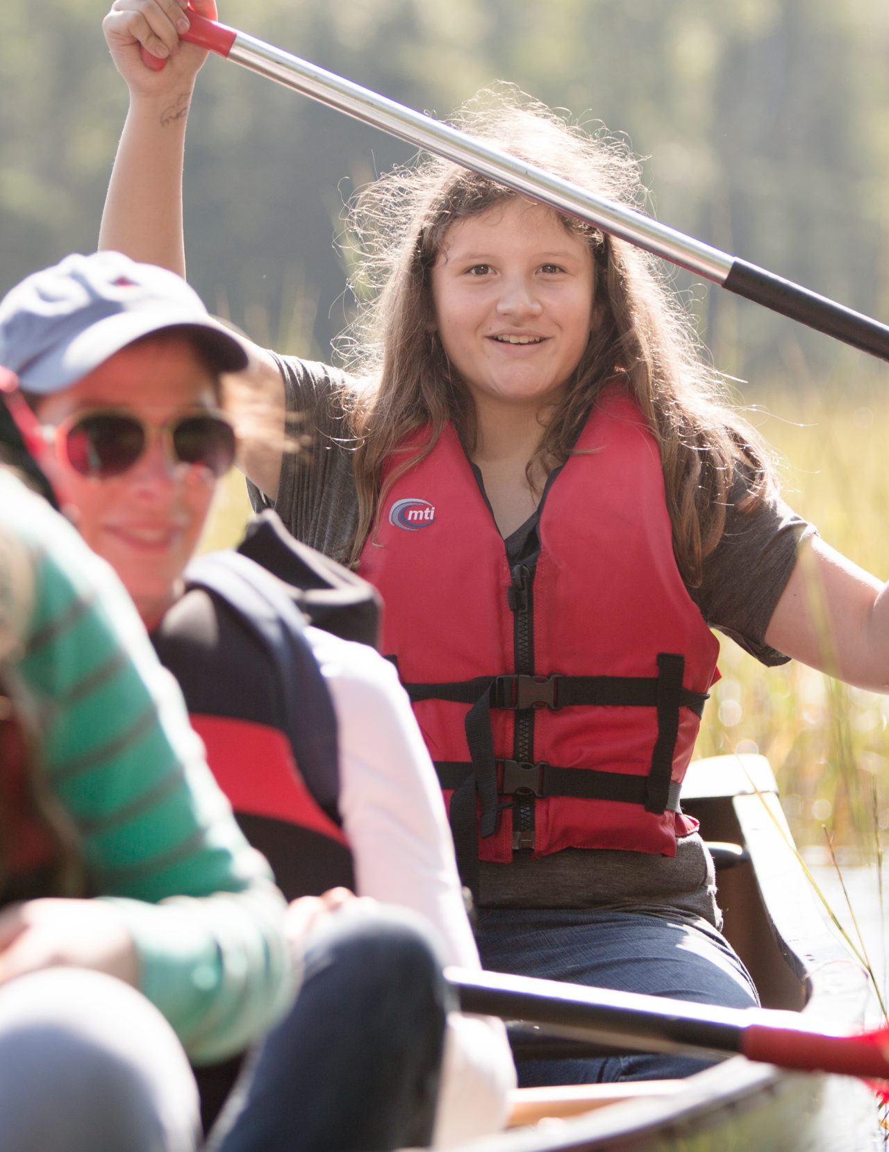 一群人在湖上划独木舟。2015年健康文化奖- Josh Kohanek - Flambeau湖部落。