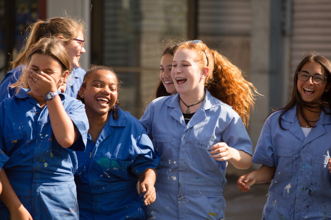 圣莫尼卡2016健康文化。罗茜的女孩是一个为中学女生开设的夏令营，通过探索行业和其他非传统活动来培养自尊、领导力和身体自信。圣莫尼卡独特的课程结合了创造性的表达和身体挑战与公民参与。参与者将深入城市各个角落的幕后，了解如何让圣塔莫尼卡运转起来。罗西的女孩已经被加州公园和娱乐协会以及加州城市联盟认可。无论是在商店还是应用于“现实世界”的项目，贸易活动为女孩提供了一种不同寻常的、特别强大的工具，让她们对自己和自己的能力有更广泛的认识。贸易活动挑战女孩们学习自力更生，提高她们的数学和科学技能，在新的领域培养对身体的信心，扩大她们可能为自己设想的职业范围，并突破先见之见的限制