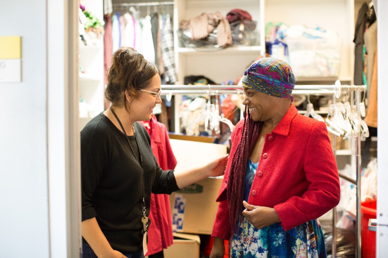 圣莫尼卡2016健康文化。安嫩伯格访问中心负责收容无家可归者，是需要帮助的人的第一步。这个中心有淋浴、食物和衣服。Jennifer(工作人员)帮助Cheri(客户)穿衣服。