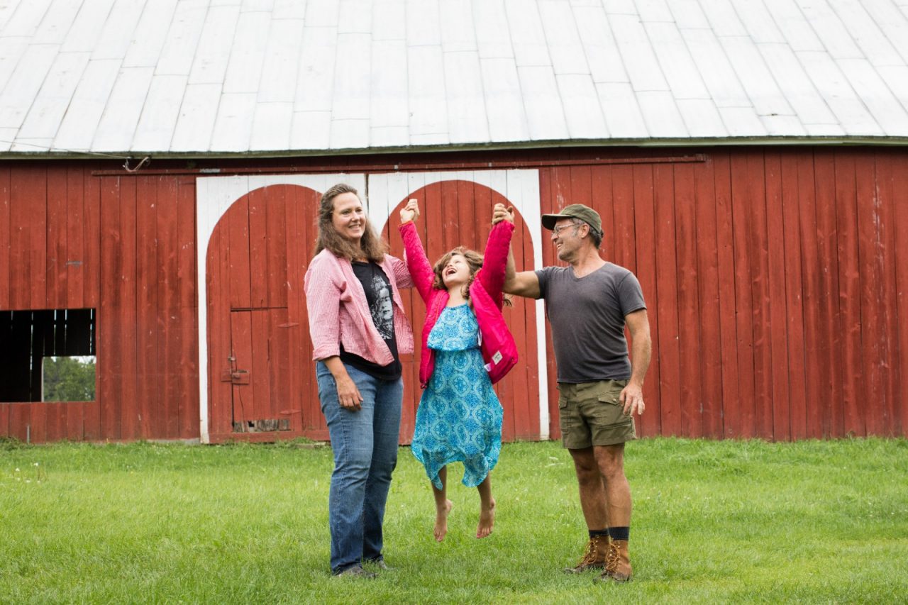 克莱尔·汤普森(Claire Thompson)和她的丈夫马里奥·米凯利(Mario Micheli)和他们的女儿尼娜(Nina)创办了Clario Farms。