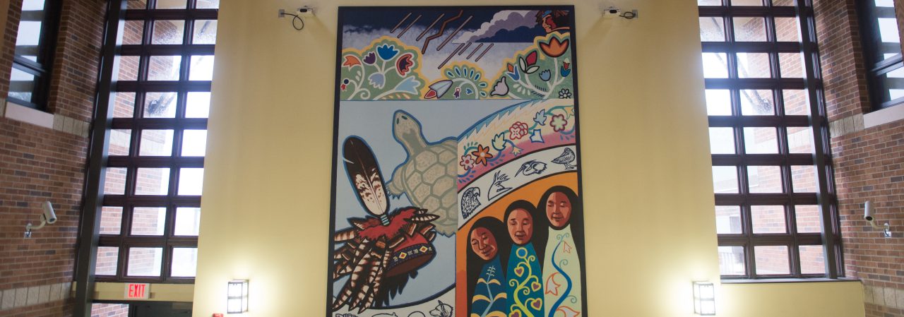 在卡特罗格斯健康中心，描绘塞内卡人治疗传统的壁画。