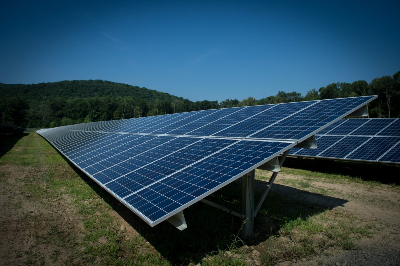 阿勒格尼地区的太阳能农场由19排电池板组成，可产生1.9兆瓦，足以在其生命周期内产生数百万千瓦时。