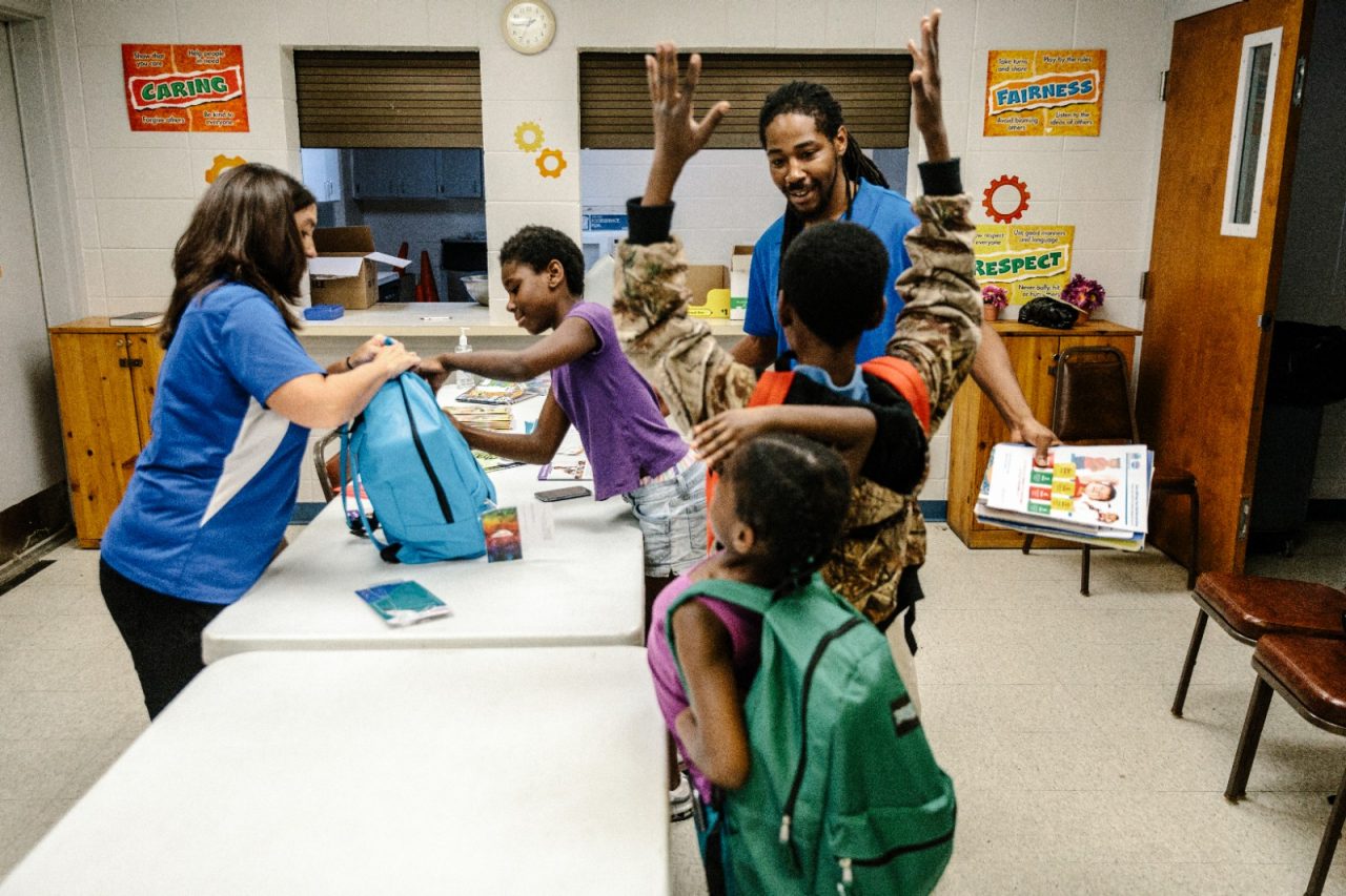 弗吉尼亚州维克斯堡——2017年8月3日——维克斯堡联合之路的执行董事米歇尔·康纳利在一场返校儿童健康保健活动中向当地家庭分发牙刷、铅笔盒、涂彩书和教育资料。
