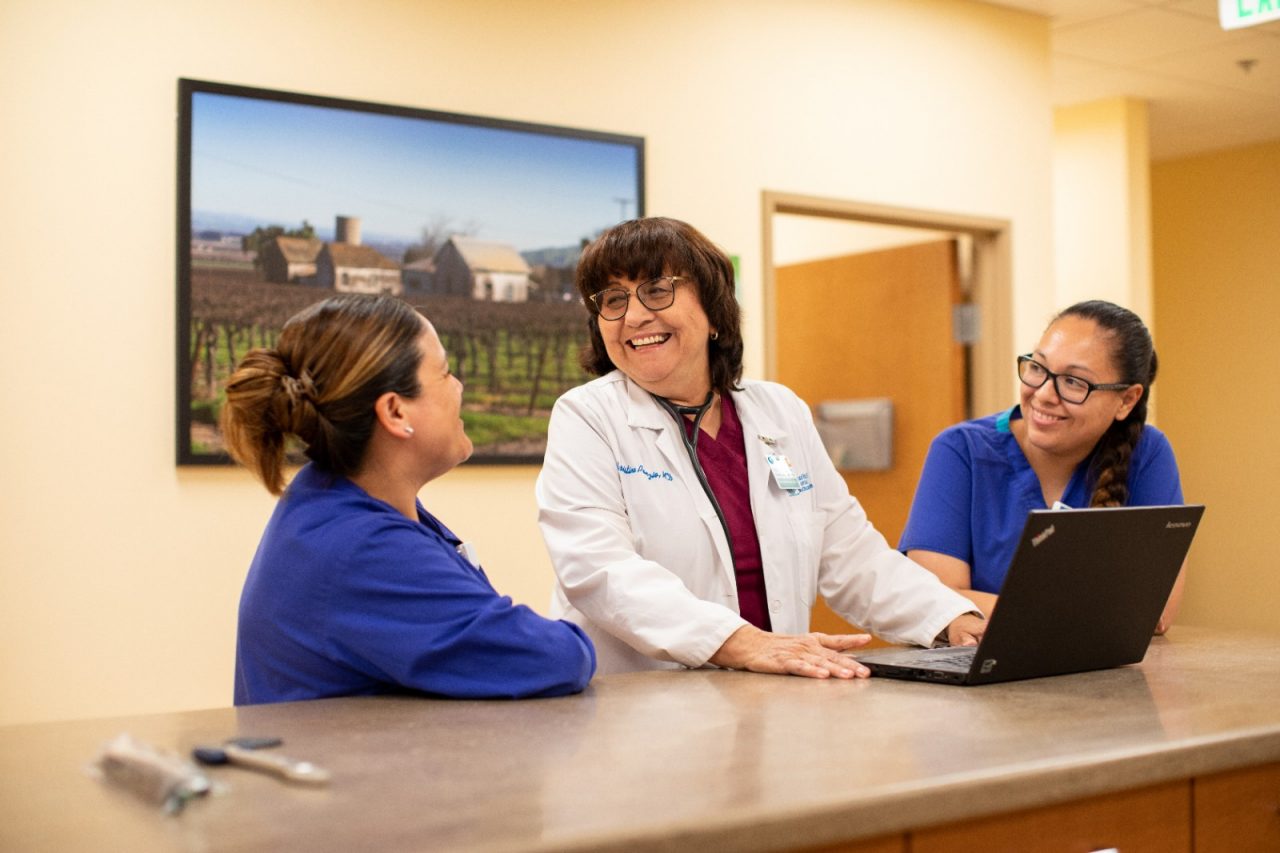 2019年RWJF健康文化奖-冈萨雷斯，CA. 博士。克里斯汀·庞齐奥(白色白大褂)与护士帕特里夏·佩雷斯(右)和洛蕾娜·奥尔蒂奇(左)在泰勒农场家庭健康和健康中心。 于2015年11月开业，泰勒农场家庭健康和健康中心旨在提供最先进的护理。这个6400平方英尺的医疗设施雇用了四名双语医疗提供者，并由一名双语工作人员提供支持，以更好地满足沟通需求。与克里斯汀·庞齐奥博士合作。该中心专注于预防、健康和疾病管理。该中心每年接待超过2.5万人次。