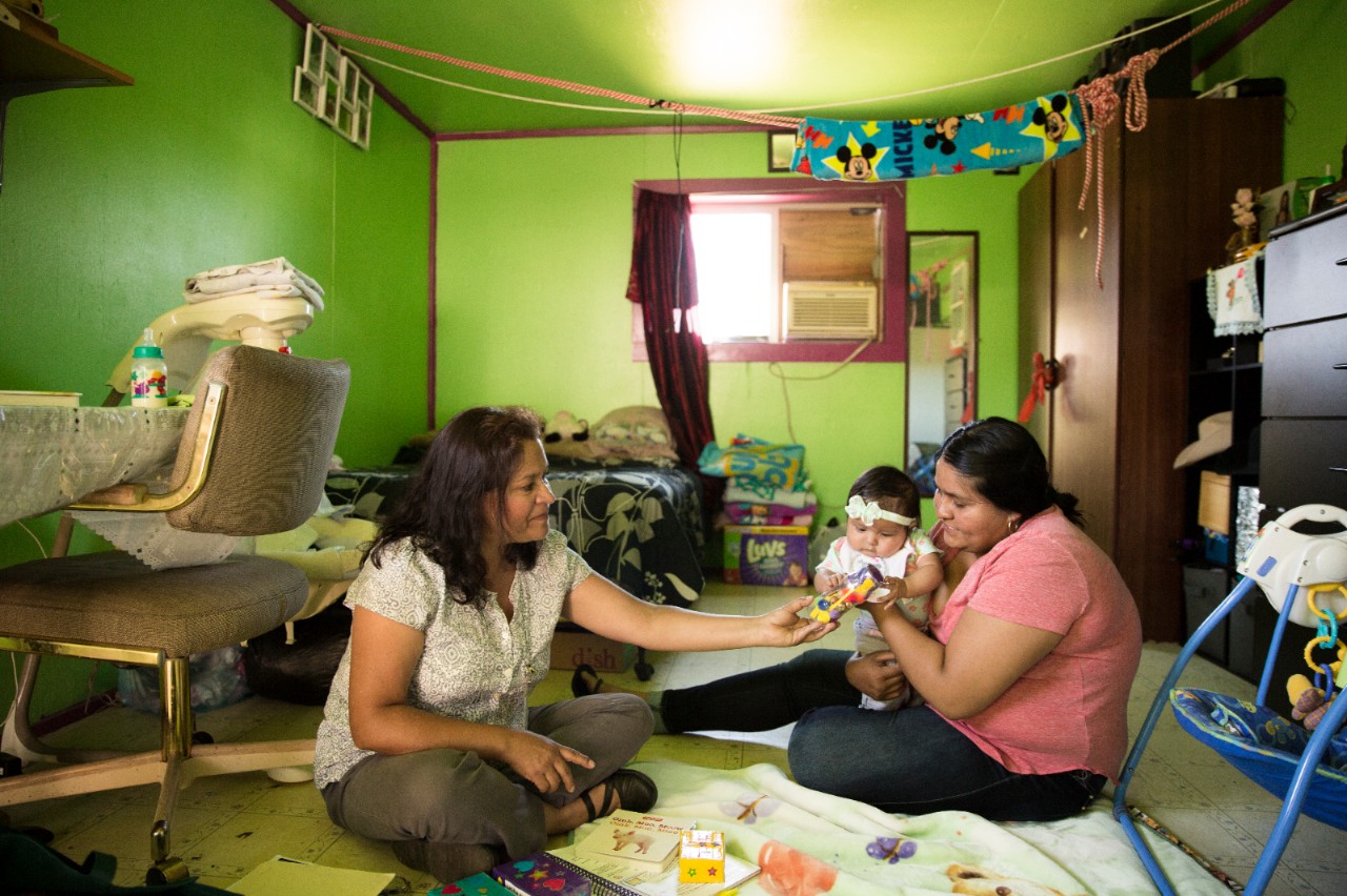 哥伦比亚峡谷，2016年健康文化。社区卫生工作者维塔利娜·罗德里格兹前往“采摘者之家”(也被称为“劳工之家”)与客户会面。在现场，维塔利娜有机会帮助解决食物短缺和交通问题。