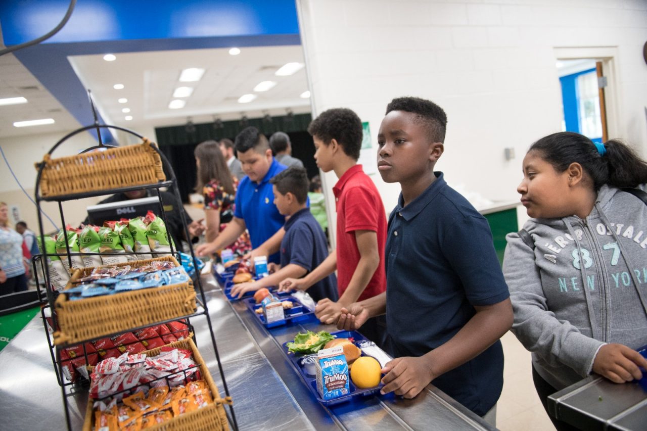 学生们在坦格伍德中学排队买午餐。
