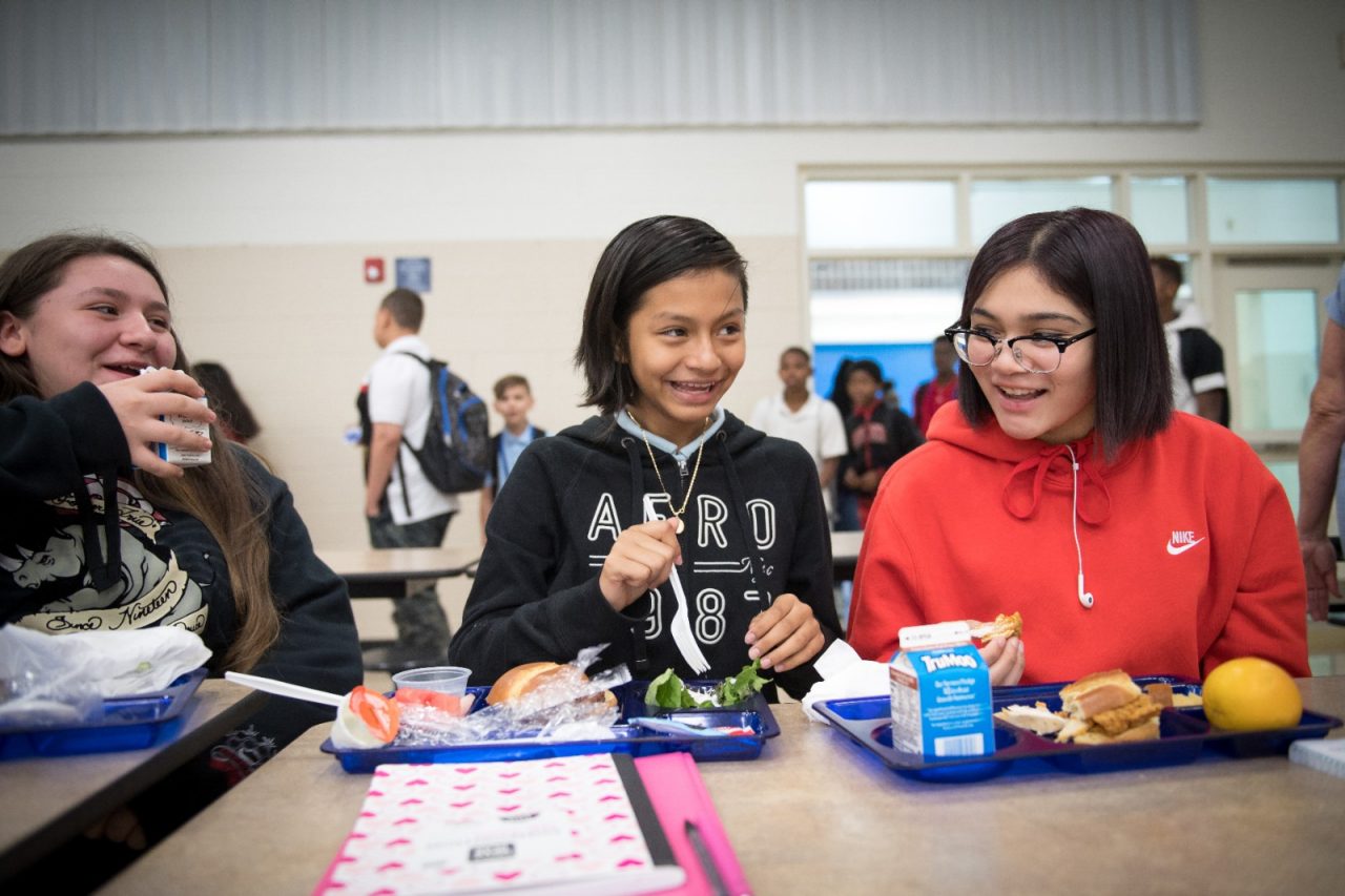 学生们在坦格伍德中学的自助餐厅吃午餐，该校参加了健康学校午餐计划。食品和营养服务部从当地农场采购食物，并接受额外培训，为学生提供更健康的膳食选择。