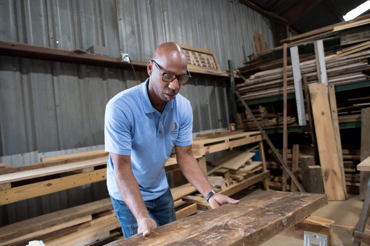 Jerry Blessingam是Soteria社区发展公司的创始人，该公司为曾经被监禁的人提供工作、培训和中途之家项目。该工作室将回收的木材重新制成新的手工制品。