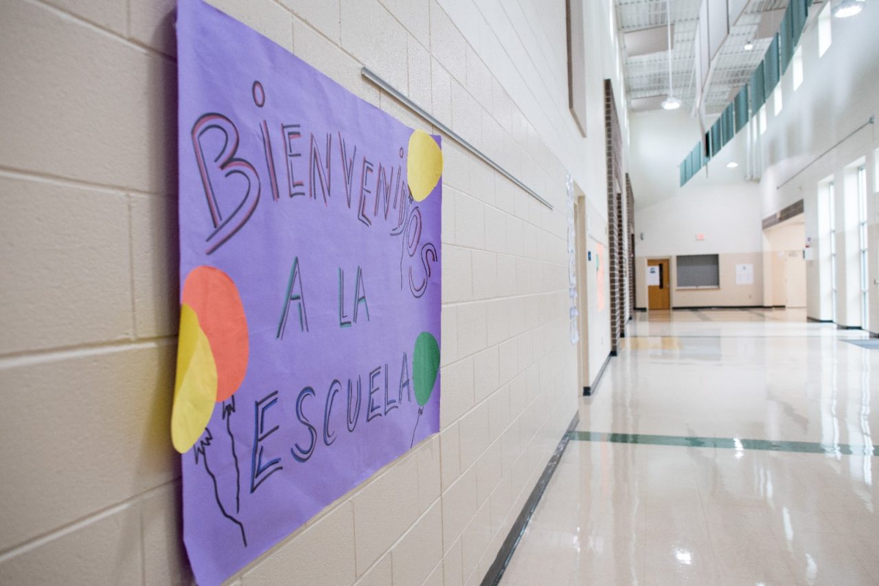 一个用西班牙语欢迎学生进入坦格伍德中学的标志，该校40%的学生都说西班牙语。坦格伍德正在参加OnTrack Greenville项目，以识别危险行为并更好地吸引学生。