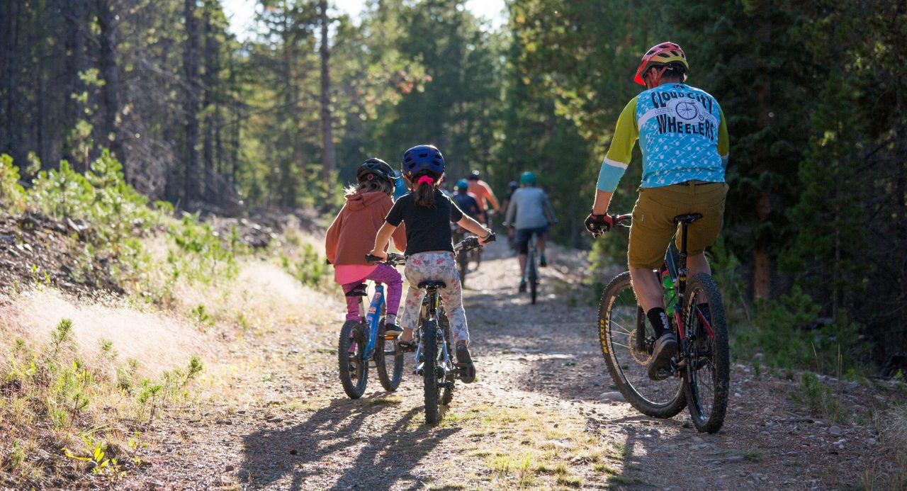 云城惠勒(Cloud City Wheelers)是一个促进骑行机会的自行车俱乐部，自2007年以来一直在科罗拉多州的莱德维尔(Leadville)和莱克县(Lake County)建设和维护步道系统。