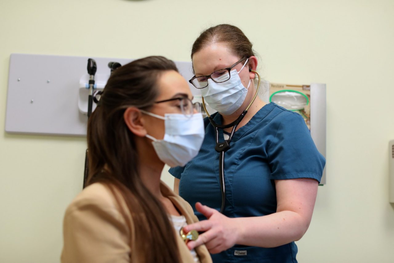 阿拉斯加奇克龙- 2021年9月28日:执业护士莎拉·费罗尼和病人布列塔尼·里德在C ' eyiits ' Hwnax生命之家社区卫生中心。