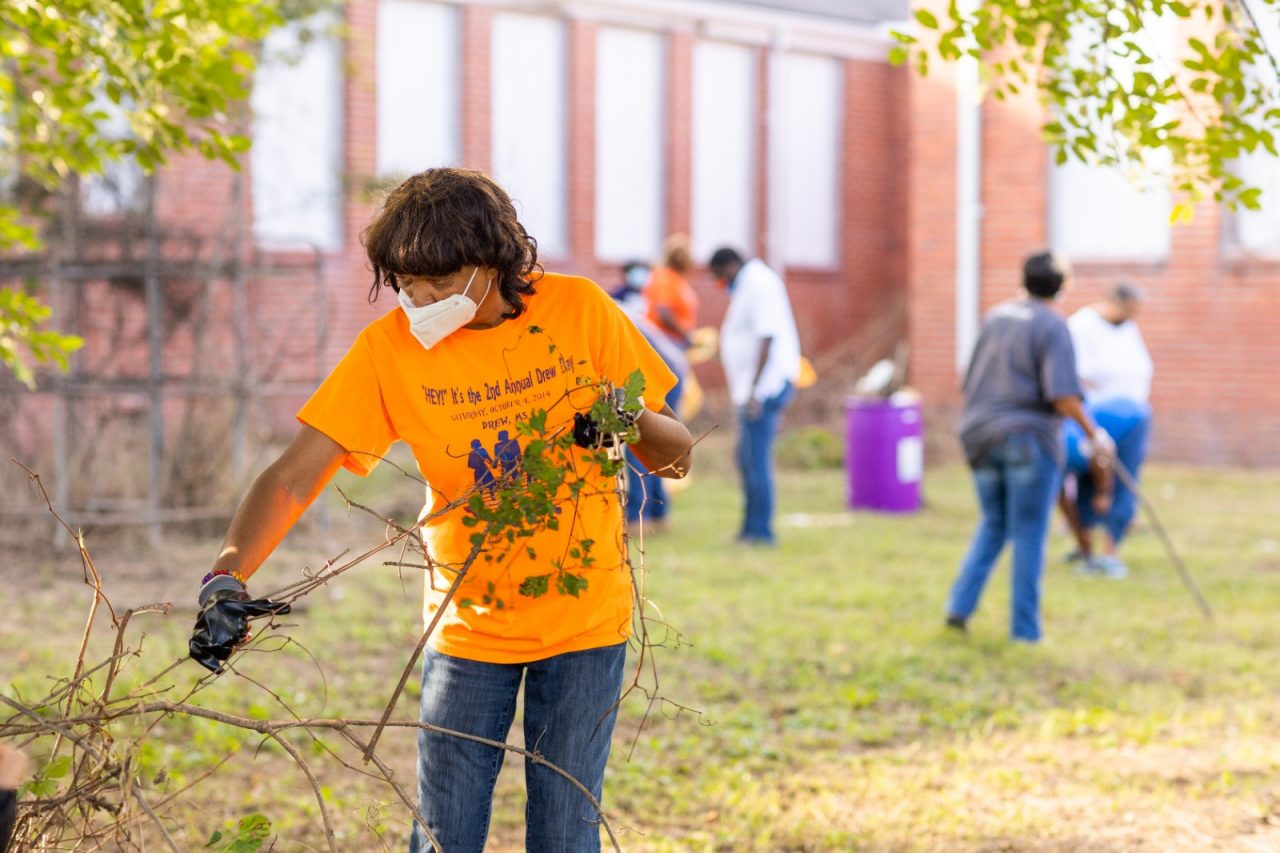 We2gether Creating Change的首席执行官格洛丽亚·迪克森(Gloria Dickerson)召集了一群志愿者，清理密西西比州德鲁市罗森沃尔德学校的废弃场地。