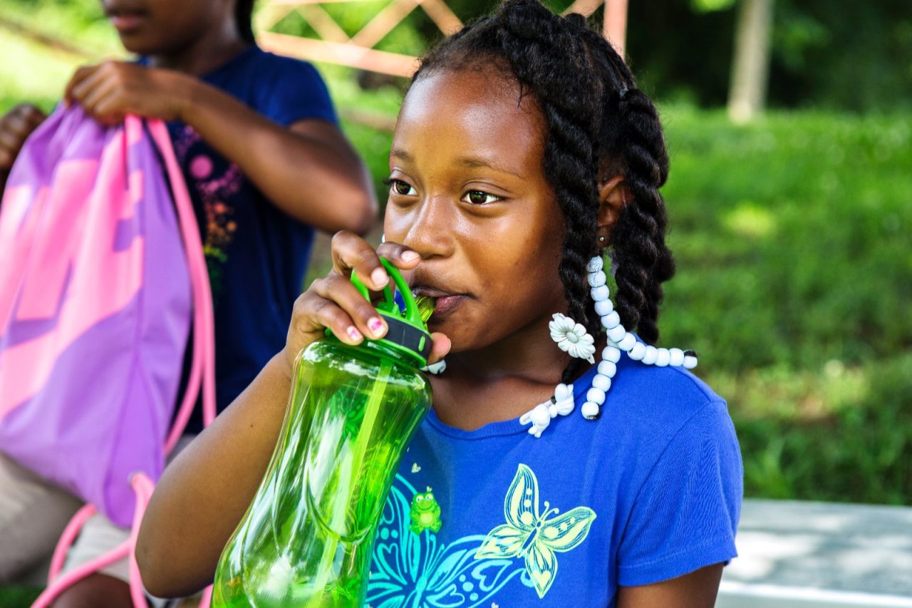 在北卡罗莱纳的牛津，一个女孩在参加完男孩女孩俱乐部夏令营后喝水。格兰维尔和万斯县，北卡罗来纳州:扭转儿童肥胖流行的进展迹象。各县报告2-18岁青少年的肥胖下降。