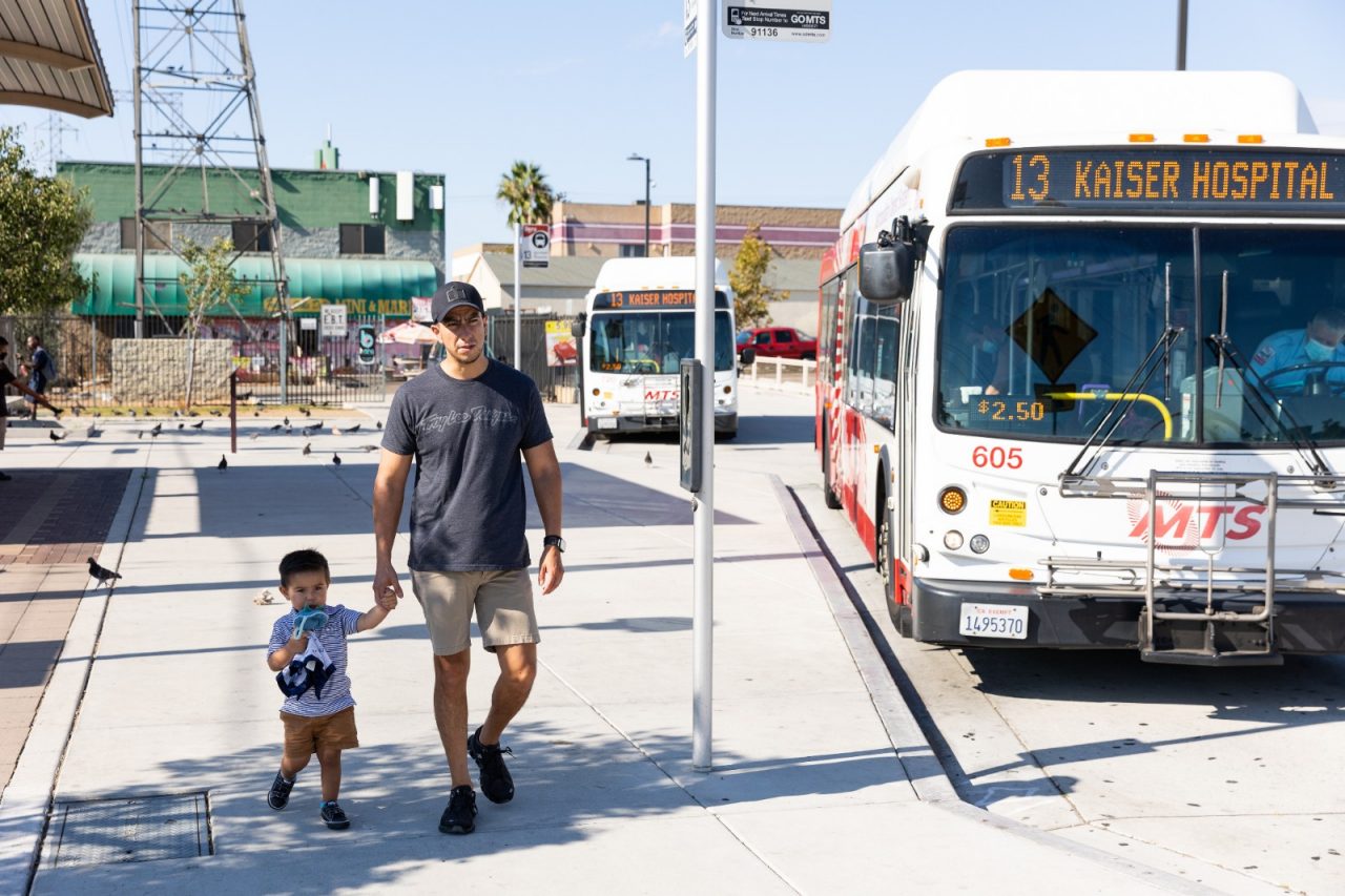 大卫·罗德里格斯带着他两岁的儿子奥利弗来到加州国家城的24街电车和中转站，看着过往的电车和公共汽车。