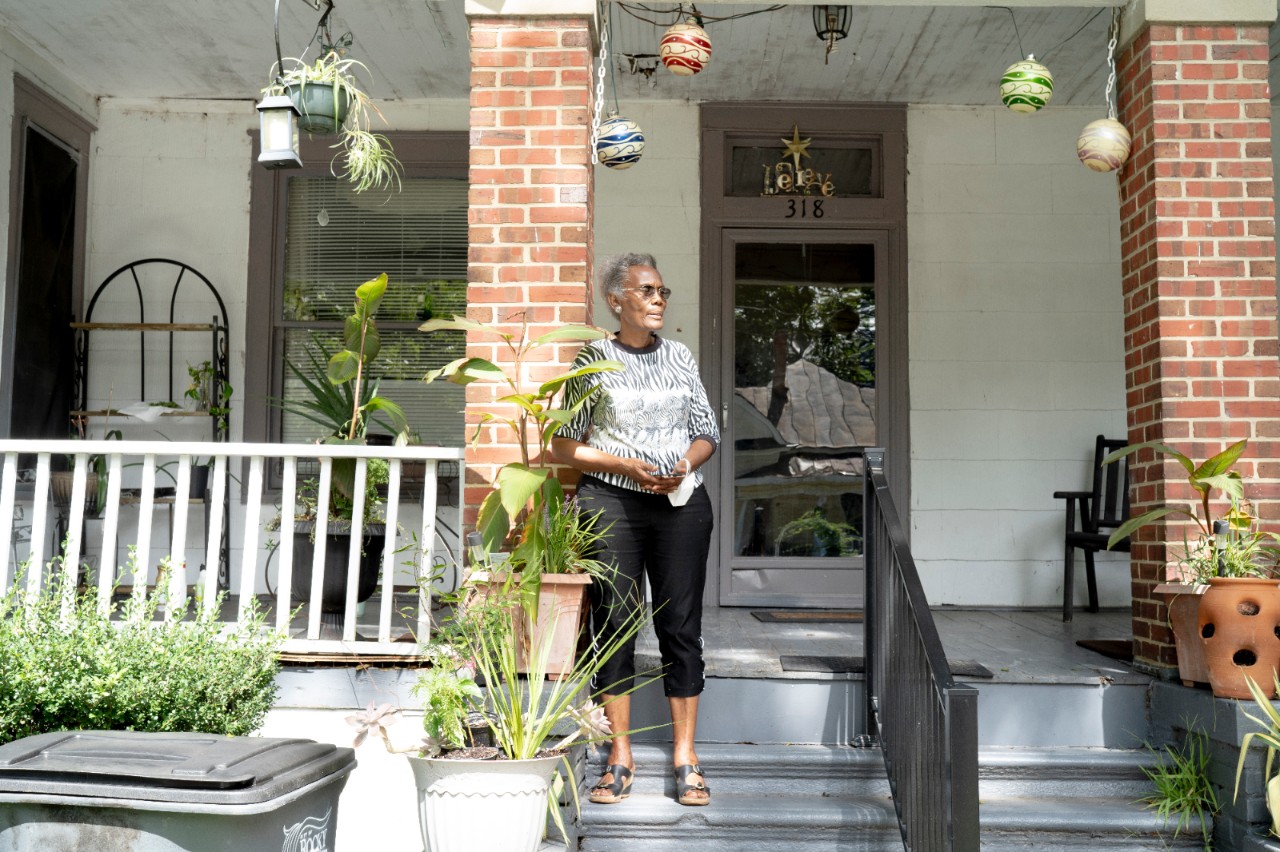 玛丽·沃伦，房主，东南落基山社区组织的前负责人，在她的家门口。落基山，北卡罗来纳州。2021年9月24日(图片来源:Samantha Appleton)
面对历史挑战，北卡罗来纳州落基山的人们正在踏上解决结构性种族主义和种族平等问题的旅程，这是健康的关键驱动因素。这个拥有54,000人口的乡村小镇正在努力使城市的权力结构更具包容性，鼓励代际和种族群体之间的合作，并解决种族主义的根源。居民们对健康的看法越来越广泛，并在经济适用房、劳动力发展和财富积累以及获得健康食品等关键问题上建立联系。